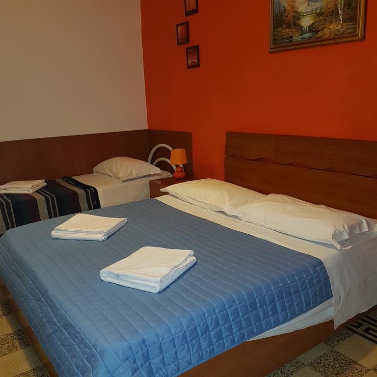 Guesthouse Ava Рим Екстериор снимка